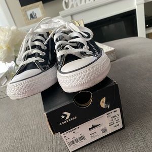 Black Converse Chuck Taylor Low, Big Kids size 4